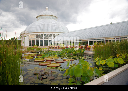 La véranda au New York Botanical Gardens avec étang au premier plan Banque D'Images