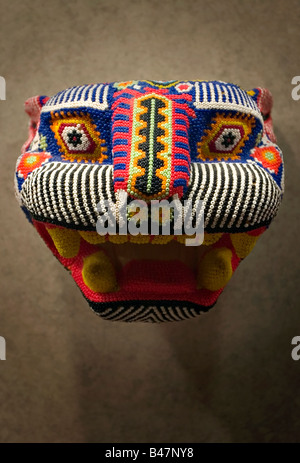 Masque de jaguar en perles faites par les Indiens Huichol du Mexique central au Musée National d'anthropologie de Mexico. Banque D'Images