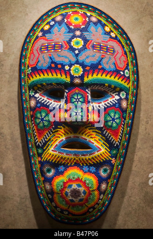 Masque de perles faites par les Indiens Huichol du Mexique central au Musée National d'anthropologie de Mexico Banque D'Images