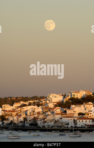 La pleine lune se lève au-dessus de près de Portimão Ferragudo dans l'Algarve Portugal Banque D'Images