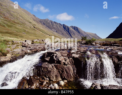 dh River COE Scottish glen GLENCOE ARGYLL SCOTTISH Waterfall mountains Aonach Eagach The Chancellor Mountain Valley été Banque D'Images