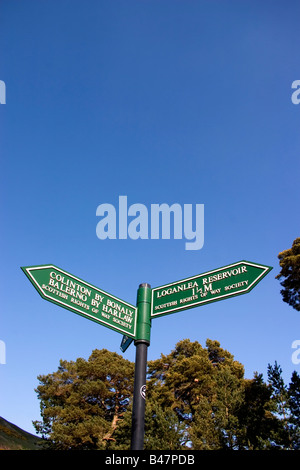 La signalisation des promenades autour du réservoir de Glencorse, Midlothian, Édimbourg, Écosse Banque D'Images