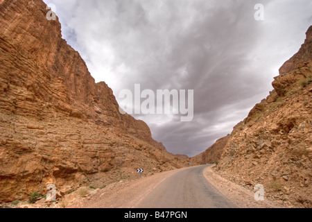 En approchant de tempête du désert sauvage de la vallée de todra Maroc Banque D'Images