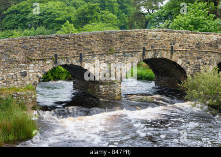 Pont de pierre sur la rive ouest de la rivière Dart à Postbridge Dartmoor National Park Devon, Angleterre Banque D'Images