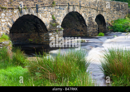 Pont de pierre, à Postbridge Dartmoor National Park Devon, Angleterre Banque D'Images