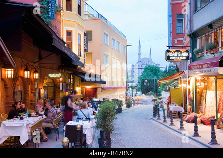 Turquie Istanbul restaurants et cafés de la chaussée avec la mosquée bleue derrière Banque D'Images