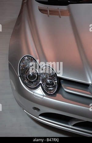 Partie avant d'une voiture de luxe d'argent, le capot et les phares Banque D'Images