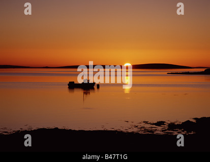 dh St Marys Bay Scapas Flow HOLM ORKNEY coucher de soleil écossais bateau de pêche royaume-uni pittoresque mer orange île ecosse encore eau personne Banque D'Images