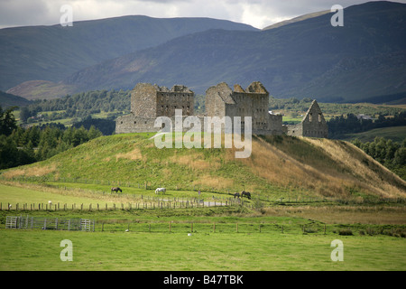 Le village de Kingussie, Scotland. Caserne Ruthven avec les montagnes Monadhliath en arrière-plan. Banque D'Images