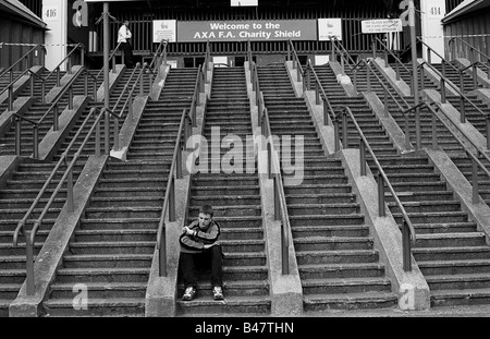 Fan de football Ticketless attendant à l'extérieur du stade de Wembley lors de la FA 1998 Charity Shield entre Manchester United et Arsenal. Banque D'Images