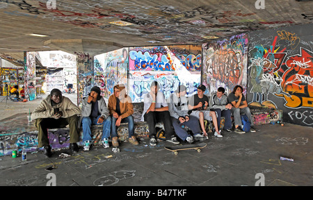 Les jeunes Skateboarders Hanging Out Southbank London UK Europe Banque D'Images