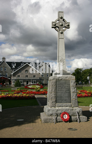 Le village de Kingussie, Scotland. Kingussie War Memorial et des jardins avec le duc de Gordon Hotel en arrière-plan. Banque D'Images