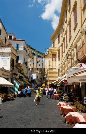 Des foules d'été dans la ville de Amalfi Italie Banque D'Images