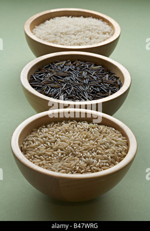 Assortiment de bols de riz blanc non cuit, le riz sauvage et le riz brun Banque D'Images