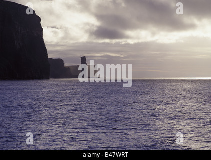 dh la pile de mer VIEUX HOMME DE HOY ORKNEY Seaspack silhouette nuages de tempête st johns tête de mer de l'océan atlantique spectaculaire côte falaises des îles d'écosse Banque D'Images