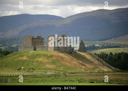 Le village de Kingussie, Scotland. Caserne Ruthven avec les montagnes Monadhliath en arrière-plan. Banque D'Images