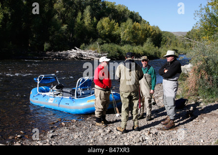 Groupe de pêcheurs se préparer à aller pêche de dérive sur la rivière Gunnison, Colorado, USA Banque D'Images