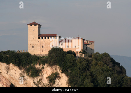 Angera Château par le lac Majeur, Italie, Europe Banque D'Images