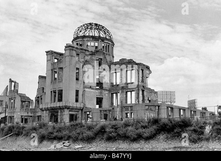 Événements, deuxième Guerre mondiale / seconde Guerre mondiale, Japon, bombardement atomique d'Hiroshima, 6.8.1945, salle de promotion industrielle préfectorale détruite, photo prise en 1958, exposition agricole, historique, Asie, XXe siècle, attaque nucléaire, ruine, ruines, destruction, patrimoine culturel mondial, site du patrimoine mondial, UNESCO, dôme de bombe atomique, dôme A-Bomb, monument de la paix, bâtiment, bâtiments, géographie / voyages, gens, années 1950, Banque D'Images