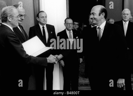 Woerner, Manfred, 24.9.1934 - 13.8.1994, politicien allemand (CDU), Ministre fédéral de la défense 4.10.1982 - 18.5.1988, nomination, Villa Hammerschmidt, Président de l'État Carl Carstens, Banque D'Images