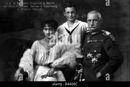 Rupprecht, 18.5.1869 - 2.8.1955, prince héritier de Bavière, avec sa mariée Antonia et son fils albrecht, carte postale après photo de F. Grianer, Verlag Percy Heim, Munich, vers 1918, Banque D'Images