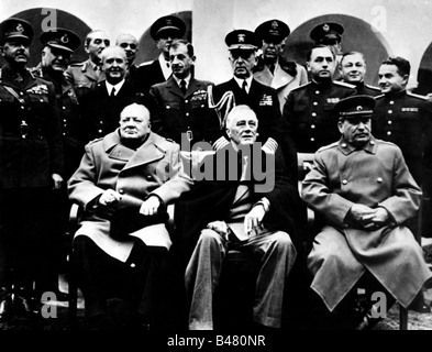 Événements, seconde Guerre mondiale / seconde Guerre mondiale, conférences, Conférence de Yalta, 4.2.1945 - 11.2.1945, Winston Churchill, Franklin D. Roosevelt, Joseph Staline, photo de groupe avec des consultants, patio du Palais Livadia, Banque D'Images