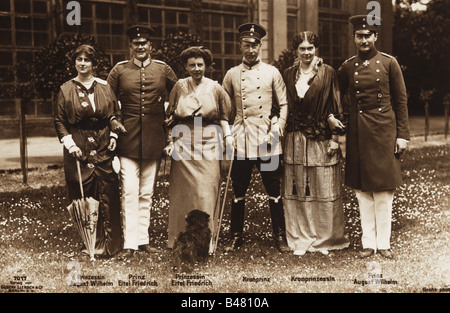 William, 6.5.1882 - 20.7.1951, prince héritier allemand 15.6.1888 - 9.11.1918, avec les frères Août Wilhelm, Eitel Friedrich et épouses, carte postale, Berlin, vers 1910, Banque D'Images