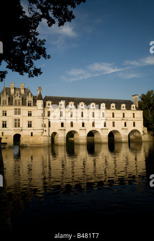 La face ouest de l'arches gracieuses de Château de Chenonceau reflète dans l'eau douce de la rivière du Cher, vallée de la Loire Banque D'Images