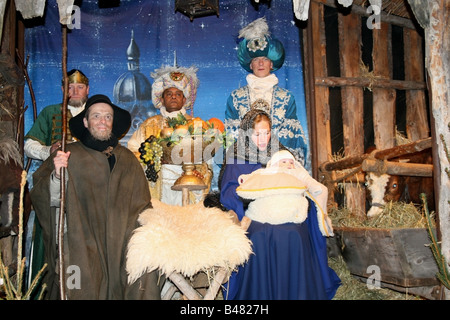 Stand de la nativité à l'acte de la naissance de Jésus dans une mangeoire avec du vrai peuple , Munich , Allemagne Banque D'Images