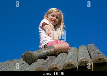 Jeune fille sur le toit d'escalade Banque D'Images