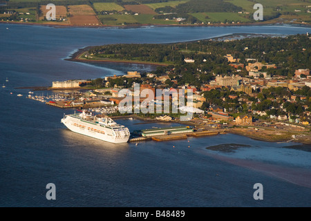 Photo aérienne du Sea Princess amarré à Charlottetown, Prince Edward Island, Canada. Rivière du Nord visible en arrière-plan. Banque D'Images