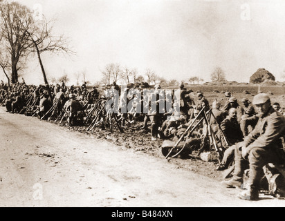 Événements, première Guerre mondiale / première Guerre mondiale, front occidental, Bataille de Verdun 1916, infanterie allemande sur le chemin du front, repos, France, printemps 1916, Pickelhaube, Pickelhauben, casque à pointes, casques, camp, break, Allemagne, pyramide de fusil, soldats, Empire allemand, armée, route, XXe siècle, historique, historique, peuple, 1910, Banque D'Images