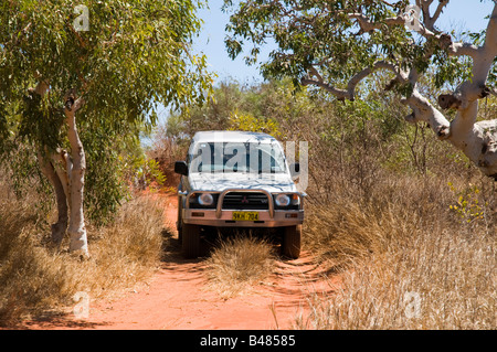Un véhicule sur une route près de Broome outback dans les pays de l'Australie Kimberley Banque D'Images