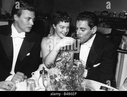 Schneider, Romy, 23.9.1938 - 29.5.1982, actrice allemande, demi-longueur, avec Karlheinz Boehm und Rudolf Krach, parti, 1950, Banque D'Images