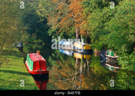 Sur un bateau long River Wey La navigation à envoyer, Surrey, UK. Banque D'Images