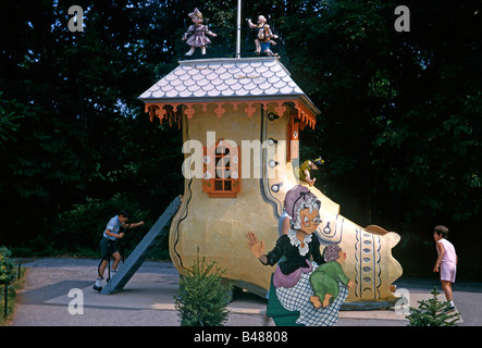 Une vieille femme qui vivait dans une chaussure, aire de glisse, le parc d'attractions Fantasyland, Adams County, California, USA, 1964 Banque D'Images