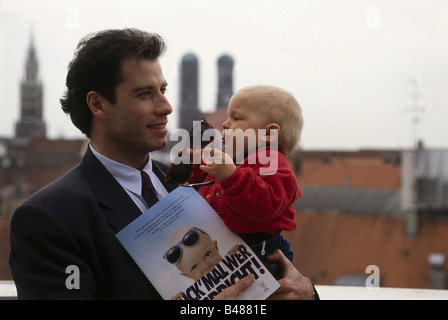 Travolta John 18 2 1954 Acteur Americain A La Conference De Presse Premiere De Film Regarder Qui Parle Avec Bebe Mikey Hotel Raffael Munich 1990 Photo Stock Alamy