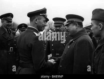 Nazisme / socialisme national, politique, Pacte tripartite, visite du général japonais Yamashita à l'aviation allemande 53, France, fin 1942, salutation, Yamashita Tomoyuri, commandant en chef des forces japonaises à Manchuria, Pacte de l'acier, militaire, force aérienne, officiers, uniforme, Allemagne nazie, Japon, troisième Reich, Wehrmacht, Alliance, 53 KG, Seconde Guerre mondiale / WW II, historique, XXe siècle, années 1940, les gens, Banque D'Images