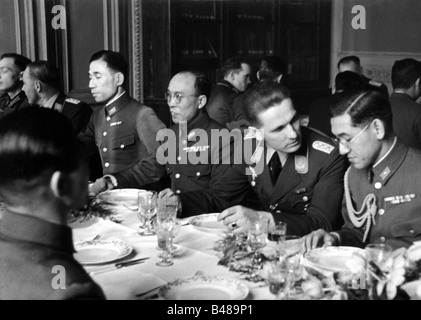 Nazisme / socialisme national, politique, Pacte tripartite, visite du général japonais Yamashita à l'aviation allemande 53, France, fin 1942, officiers à dîner, Yamashita Tomoyuri, commandant en chef des forces japonaises à Manchuria, Pacte de l'acier, militaire, force aérienne, officiers, uniforme, Allemagne nazie, Japon, troisième Reich, Wehrmacht, Alliance, 53 KG Seconde Guerre mondiale / WW II, historique, XXe siècle, années 1940, les gens, Banque D'Images