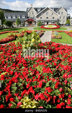 Le village de Kingussie, Scotland. Kingussie public gardens en fleurs avec le duc de Gordon Hotel en arrière-plan. Banque D'Images