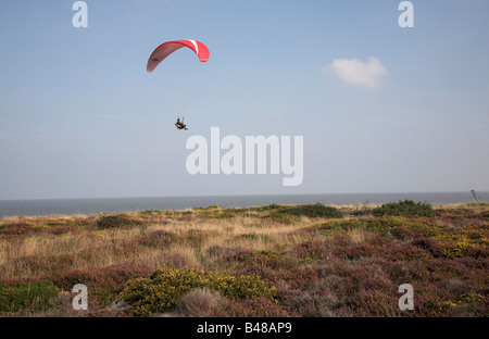 Dans parapente ciel bleu au-dessus de la mer et de la santé Banque D'Images