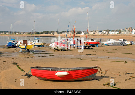 Les bateaux de plaisance à marée basse au repos sur le sable à Elie Harbour Royaume de Fife's East Neuk Banque D'Images