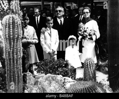 Rainier III, 31.5.1923 - 6.4.2005, Prince de Monaco, demi-longueur, avec sa femme Gracia Patricia, son fils Albert, ses filles Caroline et Stephanie, 1970, Banque D'Images