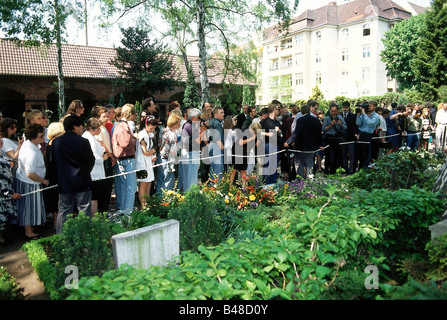 Dietrich, Marlene, 27.12.1901 - 6.5.1992, actrice américaine - allemande, décès, mobilier, foule de gens, Berlin, Commentaire Stubenrauchstrasse, 16.5.1992, Banque D'Images