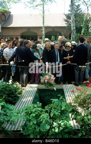 Dietrich, Marlene, 27.12.1901 - 6.5.1992, actrice américaine - allemande, mort, mobilier, foule de gens, Berlin, sédimentaire Stubenrauchstrasse, sa tombe, 16.5.1992, Banque D'Images