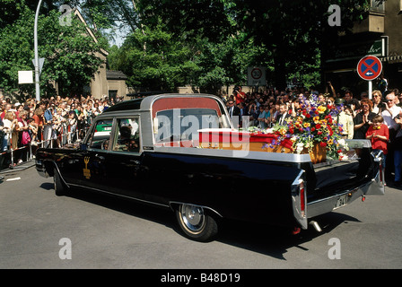 Dietrich, Marlene, 27.12.1901 - 6.5.1992, actrice américaine - allemande, décès, mobilier, foule de gens, Berlin, Commentaire Stubenrauchstrasse, 16.5.1992, Banque D'Images