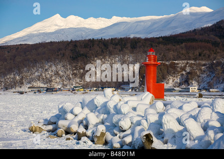 L'île d'Hokkaido au Japon Red port phare à l'Utoro village de pêcheurs sur la péninsule de Shiretoko Banque D'Images