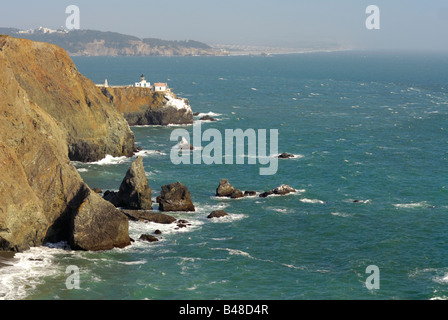 Le phare de Point Bonita et le littoral, Marin Headlands, aire de loisirs nationale du Golden Gate, San Francisco, California, USA Banque D'Images