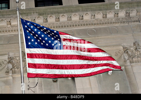 Un drapeau américain en vol avant de certains architecture classique Banque D'Images