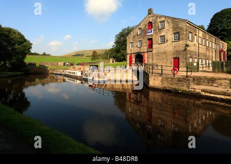 Centre d'accueil et les bois-d'Huddersfield canal étroit à Marsden, West Yorkshire, Angleterre, Royaume-Uni. Banque D'Images